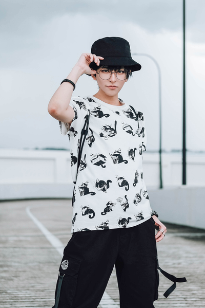 Bibi Expression 2, White T-shirt with cute cats repeat patterns with different expression